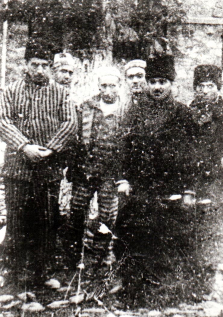 Gheorghe Gheorghiu-Dej (rândul 1, al doilea din dreapta) şi alţi deţinu7ţi politici comunişti la închisoarea Doftana (1938).