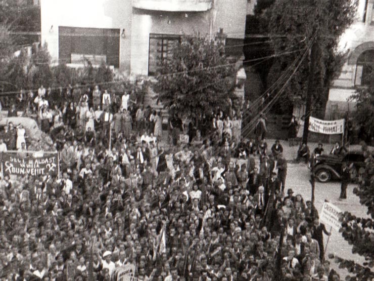 Aspect de la mitingul oamenilor muncii din Capitală, care a avut loc în faţa sediului C.C. al P.C.R. din Aleea Alexandru, unde a vorbit Gheorghe Gheorghiu-Dej şi alte persoane (1944, august 30).