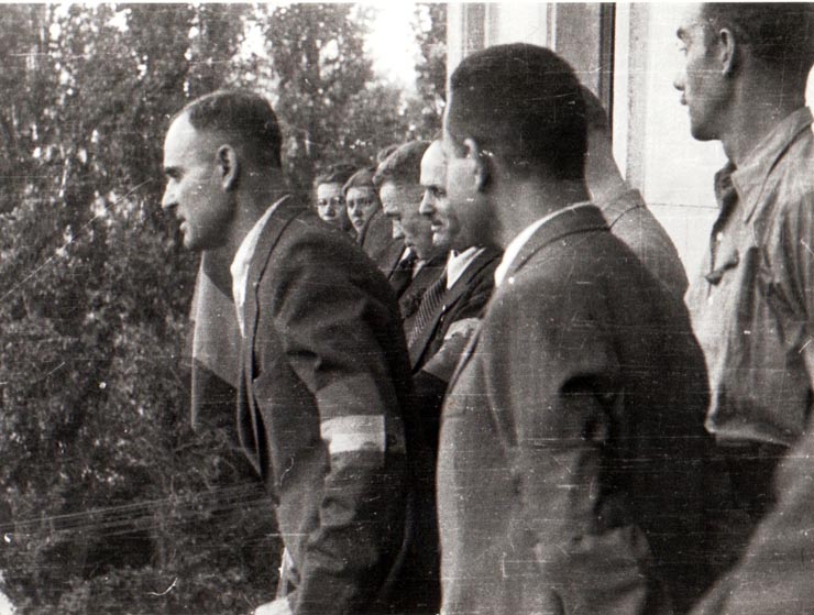 Gheorghe Gheroghiu-Dej vorbind de la balconul sediului C.C. al P.C.R. din Aleea Alexandru, la mitingul oamenilor muncii din capitală. Mai sunt prezenţi: Emil Bodnăraş, Constantin Pârvulescu, Iosif Rangheţ (1944, august 30).
