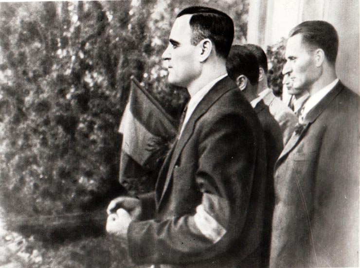 Gheorghe Gheorghiu-Dej alături de Iosif Rangheţ, vorbind de la balconul sediului C.C. al P.C.R. din Aleea Alexandru, la mitingul oamenilor muncii din Capitală (1944, august 30).