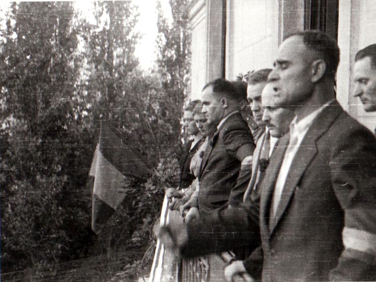 Gheorghe Gheroghiu-Dej vorbind de la balconul sediului C.C. al P.C.R. din Aleea Alexandru, la mitingul oamenilor muncii din Capitală (1944 august 30).
