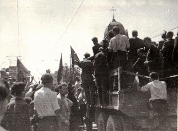Coloane şi grupuri de oameni ai muncii din Capitală îndreptându-se spre sediul C.C. al P.C.R. din Aleea Alexandru, unde a vorbit Gheorghe Gheorghiu-Dej (1944,. august 30).