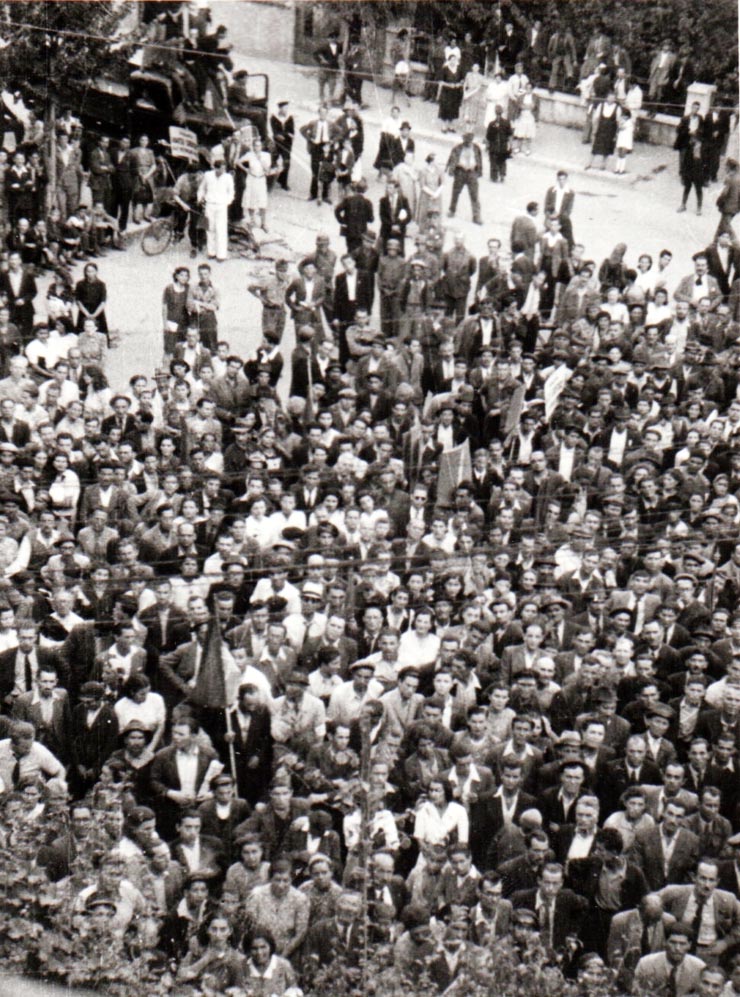 Aspect de la mitingul oamenilor muncii din Capitală, care a avut loc în faţa sediului C.C. al P.C.R. din Aleea Alexandru, unde a vorbit Gheorghe Gheorghiu-Dej şi alte persoane (1944, august 30).