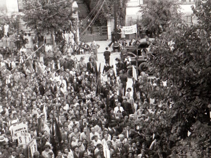 Aspect de la mitingul oamenilor muncii din Capitală, care a avut loc în faţa sediului C.C. al P.C.R. din Aleea Alexandru, unde a vorbit Gheorghe Gheorghiu-Dej şi alte persoane (1944, august 30).