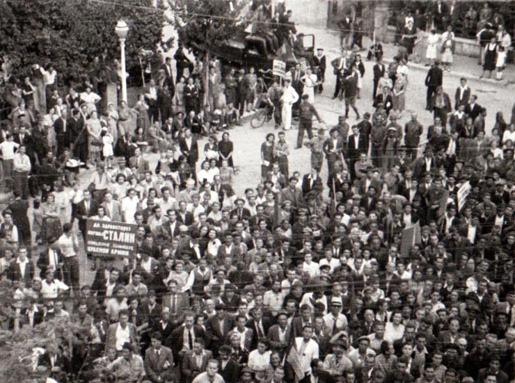 Aspect de la mitingul oamenilor muncii din Capitală, care a avut loc în faţa sediului C.C. al P.C.R. din Aleea Alexandru, unde a vorbit Gheorghe Gheorghiu-Dej şi alte persoane (1944, august 30).