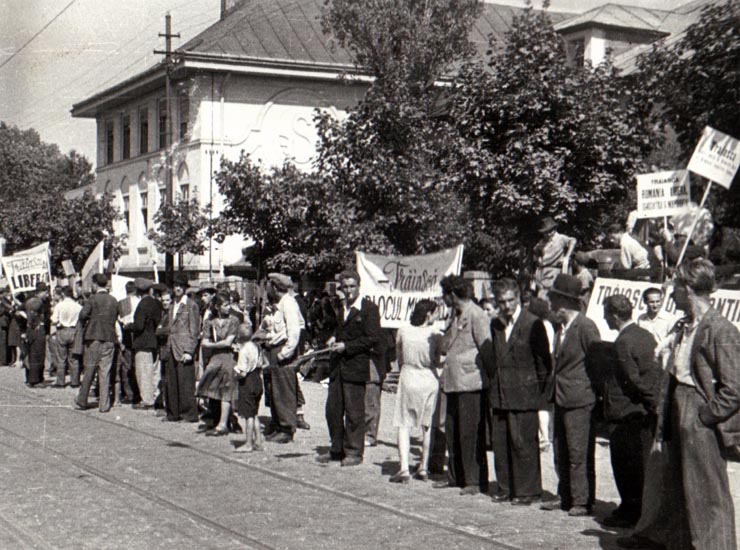 Coloane şi grupuri de oameni ai muncii din Capitală îndreptându-se spre sediul C.C. al P.C.R. din Aleea Alexandru, unde a vorbit Gheorghe Gheorghiu-Dej (1944, august 30).
