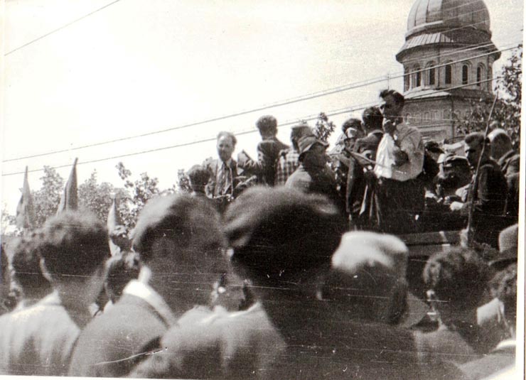 Coloane şi grupuri de oameni ai muncii din Capitală îndreptându-se spre sediul C.C. al P.C.R. din Aleea Alexandru, unde a vorbit Gheorghe Gheorghiu-Dej (1944, august 30).