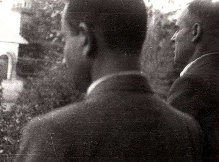 Gheorghe Gheorghiu-Dej vorbind de la balconul sediului C.C. al P.C.R. din Aleea Alexandru, la mitingul oamenilor muncii din Capitală (1944, august 30).