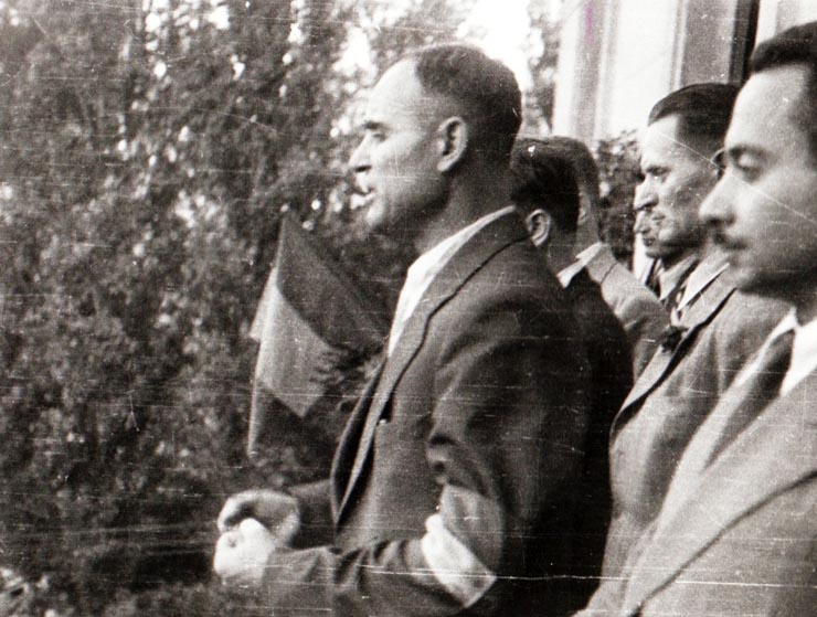 Gheorghe Gheorghiu-Dej vorbind de la balconul sediului C.C. al P.C.R. din Aleea Alexandru, la mitingul oamenilor muncii din Capitală. Participă şi Pătraşcu Andrei, Iosif Rangheţ, Constantin Pârvulescu, Emil Bodnăraş (1944, august 30).