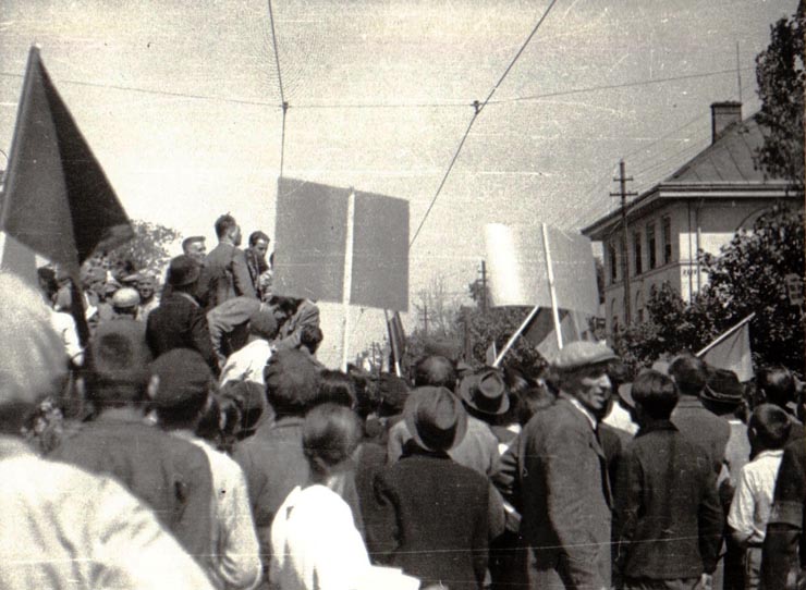 Coloane şi grupuri de oameni ai muncii din Capitală îndreptându-se spre sediul C.C. al P.C.R. din Aleea Alexandru, unde a vorbit Gheorghe Gheorghiu-Dej (1944, august 30).
