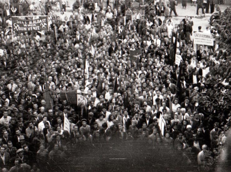 Aspect de la mitingul oamenilor muncii din Capitală, care a avut loc în faţa sediului C.C. al P.C.R. din Aleea Alexandru, unde a vorbit Gheorghe Gheorghiu-Dej şi alte persoane (1944, august 30).