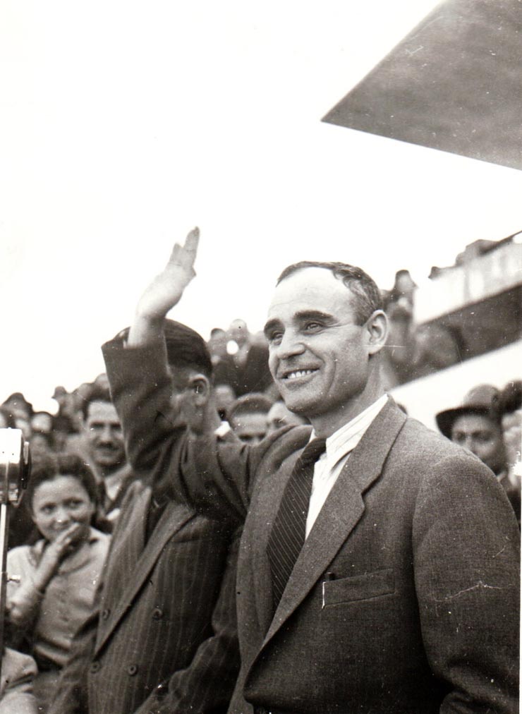 Gheorghe Ghorghiu-Dej în faţa microfonului, la mitingul oamenilor muncii din Capitală, care a avut loc pe stadionul A.N.E.F. (1944 septembrie 24).