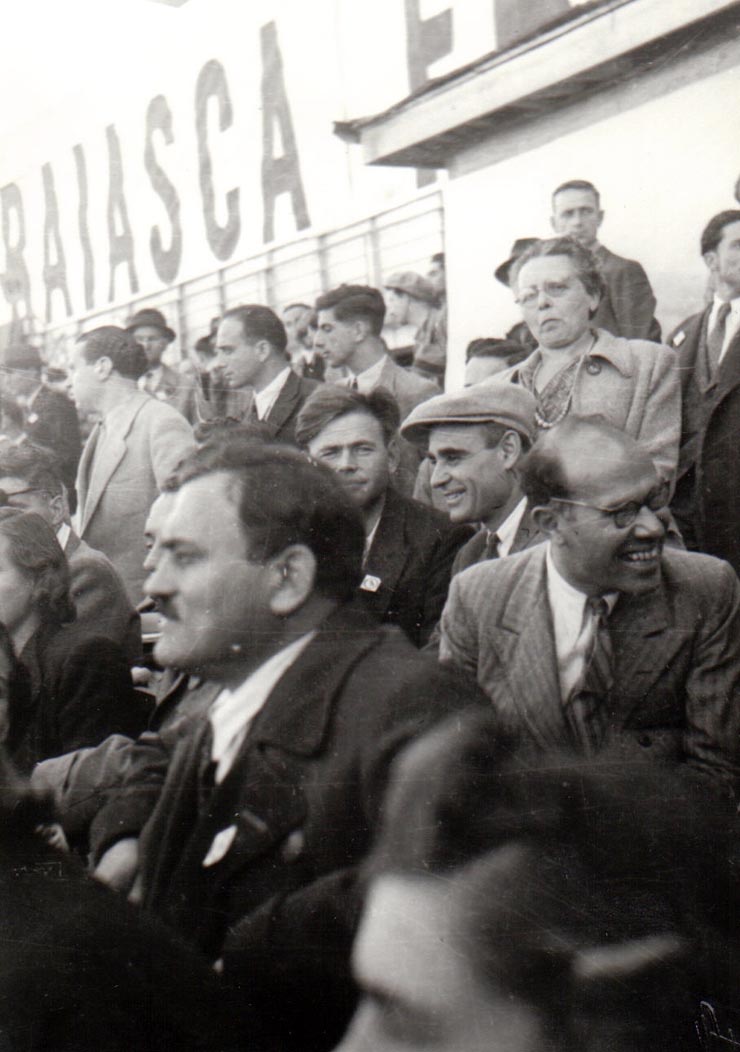 Gheorghe Ghorghiu-Dej în faţa microfonului, la mitingul oamenilor muncii din Capitală, care a avut loc pe stadionul A.N.E.F. (1944 septembrie 24).