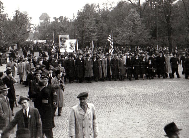 Gheorghe Gheorghiu-Dej, Emil Bodnăraş, I. Rangheţ şi alte persoane în fruntea coloanelor de muncitori care se îndreaptă spre Ambasada Uniunii Sovietice cu prilejul sărbătoririi Marii Revoluţii Socialiste din Octombrie (Şoseaua Kiseleff) (1944 noiembrie 7).