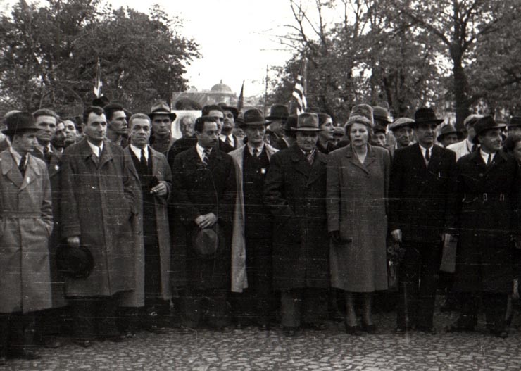 Gheorghe Gheorghiu-Dej, Emil Bodnăraş, I. Rangheţ şi alte persoane în fruntea coloanelor de muncitori care se îndreaptă spre Ambasada Uniunii Sovietice cu prilejul sărbătoririi Marii Revoluţii Socialiste din Octombrie (Şoseaua Kiseleff) (1944 noiembrie 7).