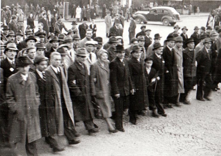 Gheorghe Gheorghiu-Dej, Emil Bodnăraş, I. Rangheţ, Lucreţiu Pătrăşcanu, Pătraşcu Andrei, Constantin Pârvulescu, Ana Pauker, Vasile Luca în fruntea coloanelor de muncitori care se îndreaptă spre Ambasada Uniunii Sovietice cu prilejul sărbătoririi Marii Revoluţii Socialiste din Octombrie (Şoseaua Kiseleff) (1944 noiembrie 7).