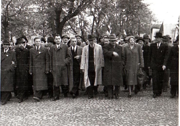 Gheorghe Gheorghiu-Dej, Emil Bodnăraş, I. Rangheţ, Ştefan Voitec, Lucreţiu Pătrăşcanu, Constantin Pârvulescu, Ana Pauker în fruntea coloanelor de muncitori care se îndreaptă spre Ambasada Uniunii Sovietice cu prilejul sărbătoririi Marii Revoluţii Socialiste din Octombrie (1944 noiembrie 7).