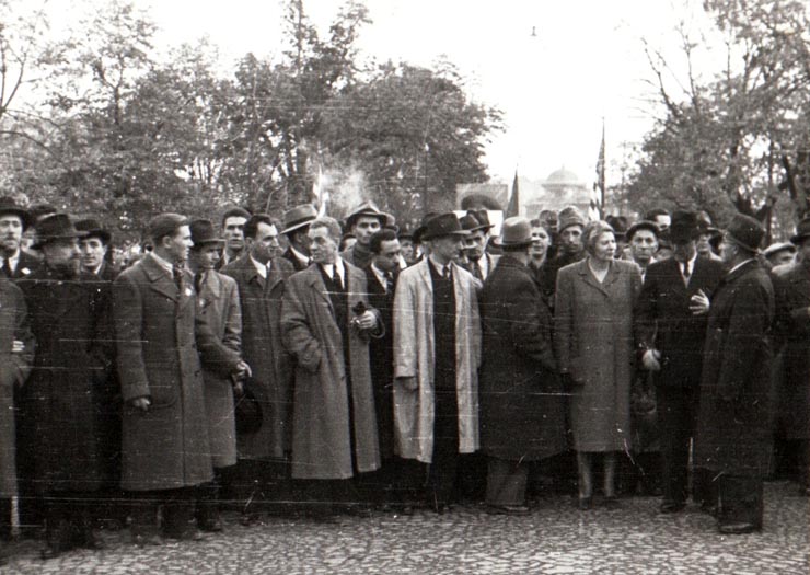 Gheorghe Gheorghiu-Dej, Emil Bodnăraş, I. Rangheţ, Ştefan Voitec, Lucreţiu Pătăşcanu, Andrei Pătraşcu, Constantin Pârvulescu, Ana Pauker, Vasile Luca, Pintilie Gheorghe în fruntea coloanelor de muncitori care se îndreaptă spre Ambasada Uniunii Sovietice cu prilejul sărbătoririi Marii Revoluţii Socialiste din Octombrie (1944 noiembrie 7).