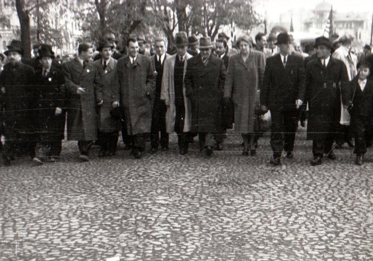 Gheorghe Gheorghiu-Dej, Emil Bodnăraş, I. Rangheţ, Lucreţiu Pătăşcanu, Constantin Pârvulescu, Ana Pauker, Vasile Luca, în fruntea coloanelor de muncitori care se îndreaptă spre Ambasada Uniunii Sovietice cu prilejul sărbătoririi Marii Revoluţii Socialiste din Octombrie (1944 noiembrie 7).
