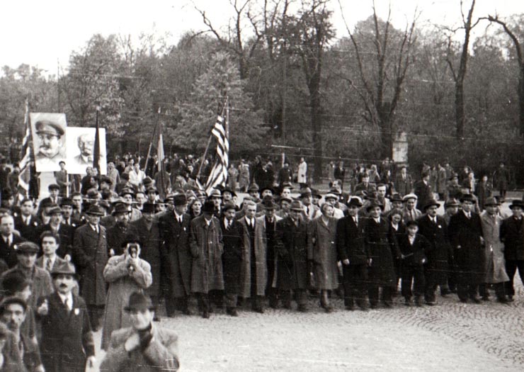 Gheorghe Gheorghiu-Dej, Emil Bodnăraş, I. Rangheţ, Ştefan Voitec,  Andrei Pătraşcu, Constantin Pârvulescu, Ana Pauker, Vasile Luca, Elisabeta Luca în fruntea coloanelor de muncitori care se îndreaptă spre Ambasada Uniunii Sovietice cu prilejul sărbătoririi Marii Revoluţii Socialiste din Octombrie (1944 noiembrie 7).