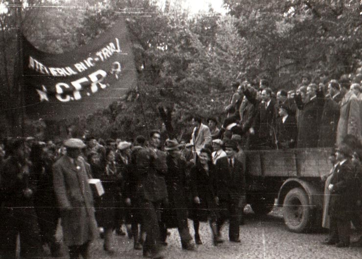 Gheorghe Gheorghiu-Dej şi alte persoane primind defilarea oamenilor muncii din Capitală de pe platforma unui camion  cu prilejul sărbătoririi Marii Revoluţii Socialiste din Octombrie (Şoseaua Kiseleff) (1944 noiembrie 7).