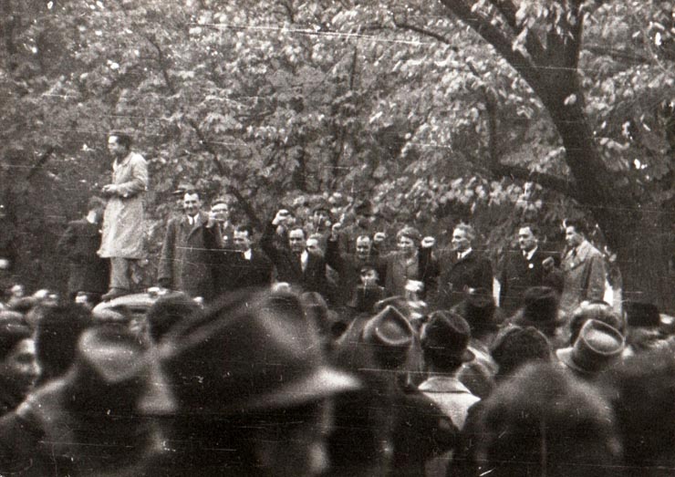 Gheorghe Gheorghiu-Dej şi alte persoane primind defilarea oamenilor muncii din Capitală de pe platforma unui camion  cu prilejul sărbătoririi Marii Revoluţii Socialiste din Octombrie (Şoseaua Kiseleff) (1944 noiembrie 7).