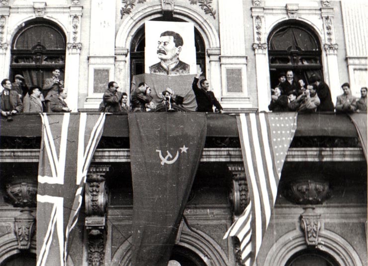 Gheorghe Gheorghiu-Dej în prezidiul activ al mitingului oamenilor muncii din Capitală, cu prilejul sărbătoririi zilei de 7 noiembrie 1944. (Se vorbeşte în Piaţa Victoriei de pe balconul palatului Sturza) (1944 noiem brie 7).