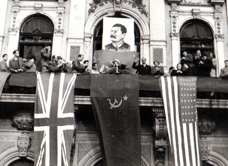 Gheorghe Gheorghiu-Dej în prezidiul activ al mitingului oamenilor muncii din Capitală, cu prilejul sărbătoririi zilei de 7 noiembrie 1944. (Se vorbeşte în Piaţa Victoriei de pe balconul palatului Sturza) (1944 noiembrie 7).