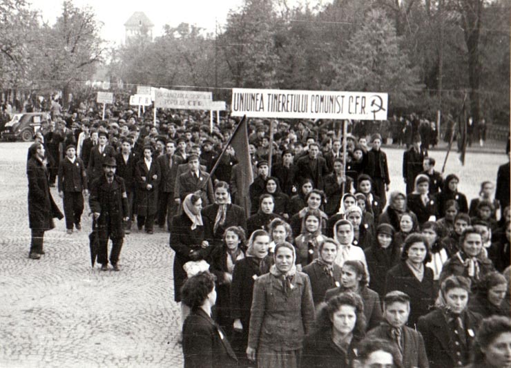 Grupuri de manifestanţi din Capitală pe şoseaua Kiseleff cu prilejul aniversării Marii Revoluţii Socialiste din Octombrie (1944 noiembrie 7).