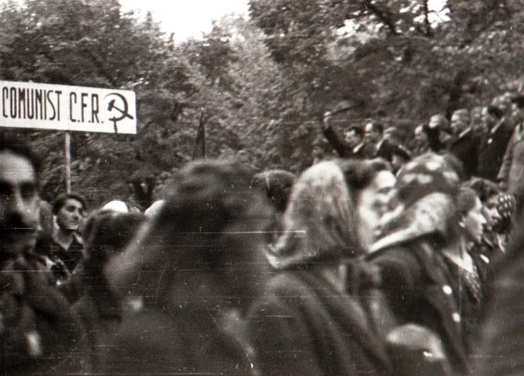Gheorghe Gheorghiu-Dej şi alte persoane primind defilarea oamenilor muncii din Capitală de pe platforma unui camion  cu prilejul sărbătoririi Marii Revoluţii Socialiste din Octombrie (Şoseaua Kiseleff) (1944 noiembrie 7).