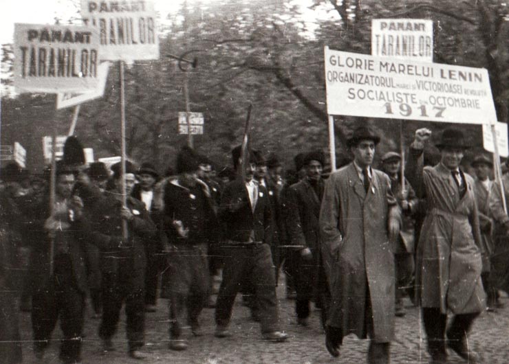 Grupuri de manifestanţi din Capitală pe şoseaua Kiseleff cu prilejul aniversării Marii Revoluţii Socialiste din Octombrie (1944 noiembrie 7).