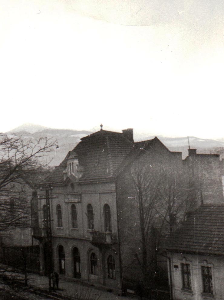 Casa din Petroşani unde a stat Gheorghe Gheorghiu-Dej în timpul vizitării minelor din valea Jiului şi unde s-a întâlnit cu delegaţii muncitorilor mineri (1944 noiembrie 23-24) .