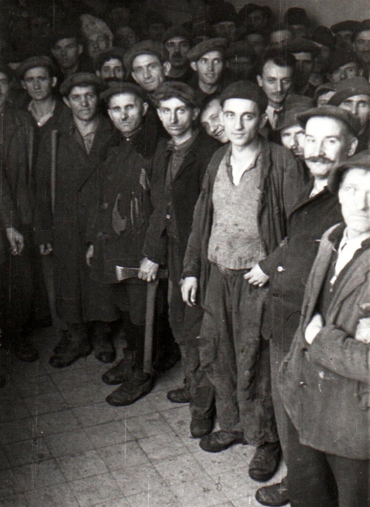 Muncitori mineri din Valea Jiului aşteaptă sosirea lui Gheorghe Gheorghiu-Dej în oraşul Petroşani (1944 noiembrie 23).