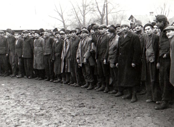 Muncitori mineri din Valea Jiului aşteaptă sosirea trenului care aduce în mijlocul lor pe primul muncitor ministru - Gheorghe Gheorghiu-Dej (1944 noiembrie 23).