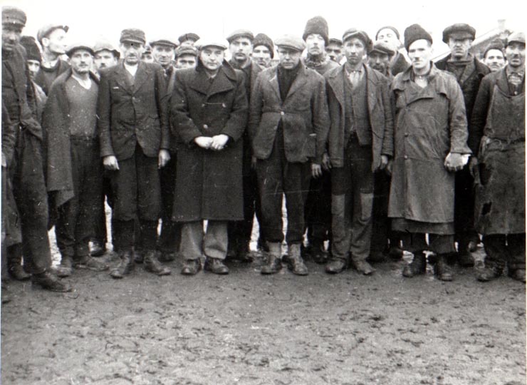 Grupuri de muncitori mineri, aşteptând sosirea lui Gheorghe Gheorghiu-Dej în Valea Jiului (Petroşani) (1944 noiembrie 23).