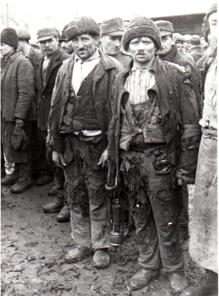 Muncitori mineri din Valea Jiului aşteaptă sosirea trenului care aduce în mijlocul lor pe primul muncitor ministru - Gheorghe Gheorghiu-Dej (1944 noiembrie 23).