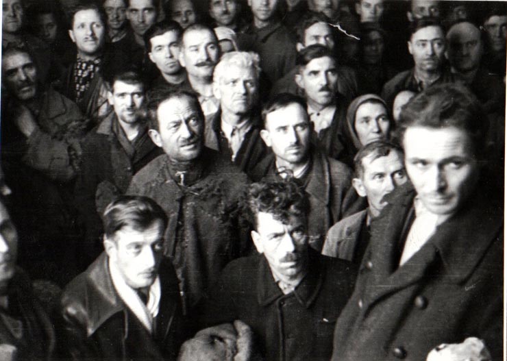 Muncitori mineri din Valea Jiului aşteaptă sosirea lui Gheorghe Gheorghiu-Dej în oraşul Petroşani (1944 noiembrie 23).