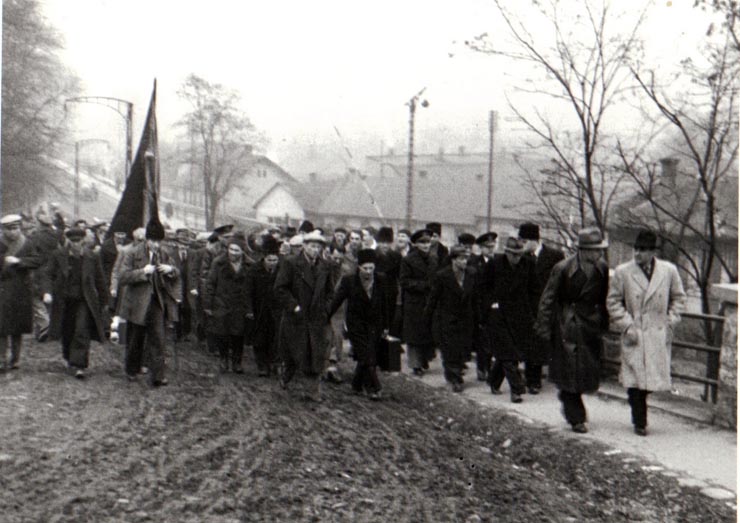 Muncitori mineri şi ceferişti din Petroşani au ieşit în întâmpinarea lui Gheorghe Gheorghiu-Dej cu un drapel roşu (Itinerariul de la gară spre oraş) (1944 noiembrie 23).