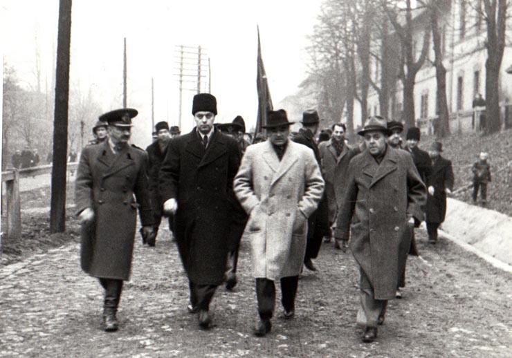 Muncitori mineri şi ceferişti din Petroşani au ieşit în întâmpinarea lui Gheorghe Gheorghiu-Dej cu un drapel roşu (Itinerariul de la gară spre oraş) (1944 noiembrie 23).