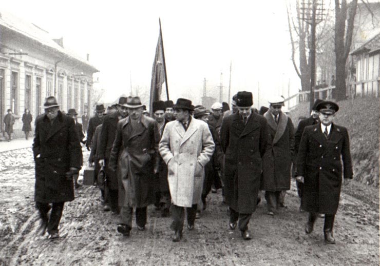 Muncitori mineri şi ceferişti din Petroşani au ieşit în întâmpinarea lui Gheorghe Gheorghiu-Dej cu un drapel roşu (Itinerariul de la gară spre oraş) (1944 noiembrie 23).