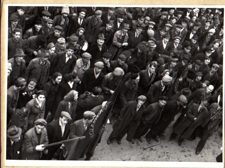 Aspect de masă de la mitingul muncitorilor mineri şi ceferişti din oraşul Petroşani cu prilejul sosirii lui Gheorghe Gheorghiu-Dej în localitate (1944 noiembrie 11).