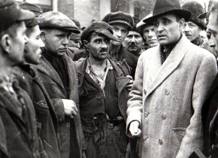 Gheorghe Gheorghiu-Dej discutând cu un grup de muncitori din Valea Jiului, care îi arată condiţiile neomeneşti în care sunt nevoiţi să muncească la societatea minieră „Petroşani” (1944 noiembrie 23).
