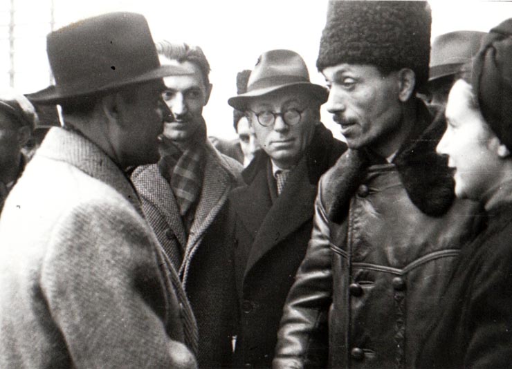 Gheorghe Gheorghiu-Dej în mijlocul cetăţenilor din Petroşani, luând cunoştinţă despre greutăţile şi nevoile lor (1944 noiembrie 223).