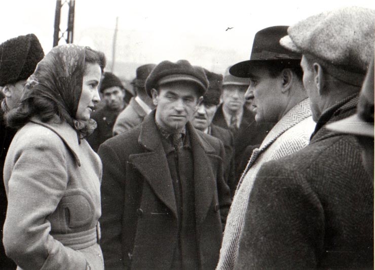 Gheorghe Gheorghiu-Dej şi Alexandru Moghioroş în mijlocul cetăţenilor din Petroşani, luând cunoştinţă despre greutăţile şi nevoile lor (1944 noiembrie 223).