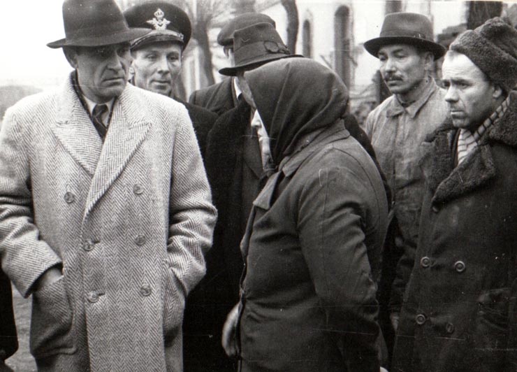 Gheorghe Gheorghiu-Dej în mijlocul cetăţenilor din Petroşani, luând cunoştinţă despre greutăţile şi nevoile lor (1944 noiembrie 223).