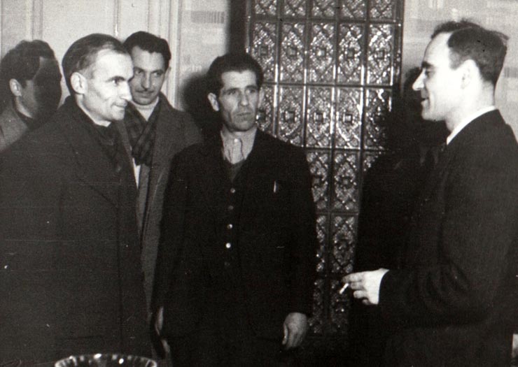 Gheorghe Gheorghiu-Dej, participă la o consfătuire cu activiştii de partid şi sindicali din Valea Jiului. Sunt de faţă şi reprezentanţi ai direcţiei (Petroşani) (1944 noiembrie 23).
