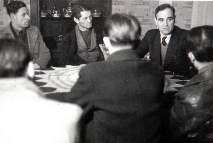 Gheorghe Gheorghiu-Dej, participă la o consfătuire cu activiştii de partid şi sindicali din Valea Jiului. Sunt de faţă şi reprezentanţi ai direcţiei (Petroşani) (1944 noiembrie 23).