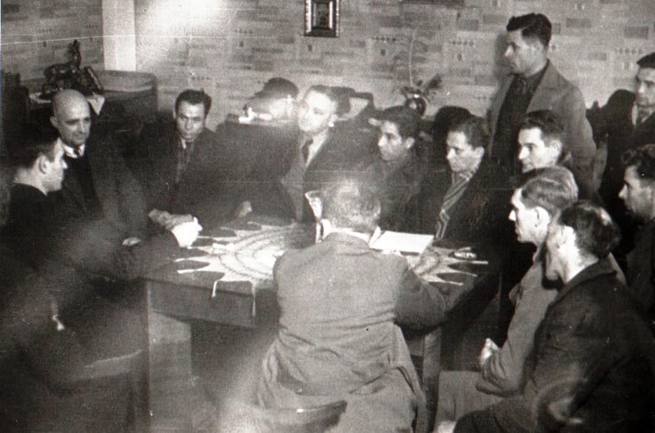 Gheorghe Gheorghiu-Dej, participă la o consfătuire cu activiştii de partid şi sindicali din Valea Jiului. Sunt de faţă şi reprezentanţi ai direcţiei (Petroşani) (1944 noiembrie 23).