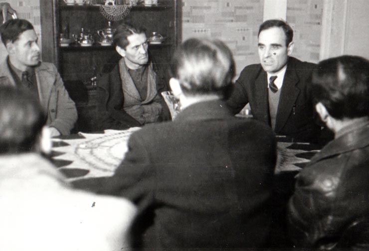 Gheorghe Gheorghiu-Dej, participă la o consfătuire cu activiştii de partid şi sindicali din Valea Jiului. Sunt de faţă şi reprezentanţi ai direcţiei (Petroşani) (1944 noiembrie 23).