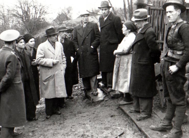 Gheorghe Gheorghiu-Dej stă de vorbă cu o văduvă de miner. Mai sunt de faţă Alexandru Moghioroş, Postanschi şi alte persoane (1944 noiembrie 24).